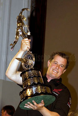 11-times TT winner John McGuinness with the Senior Trophy (Bernd Fischer)